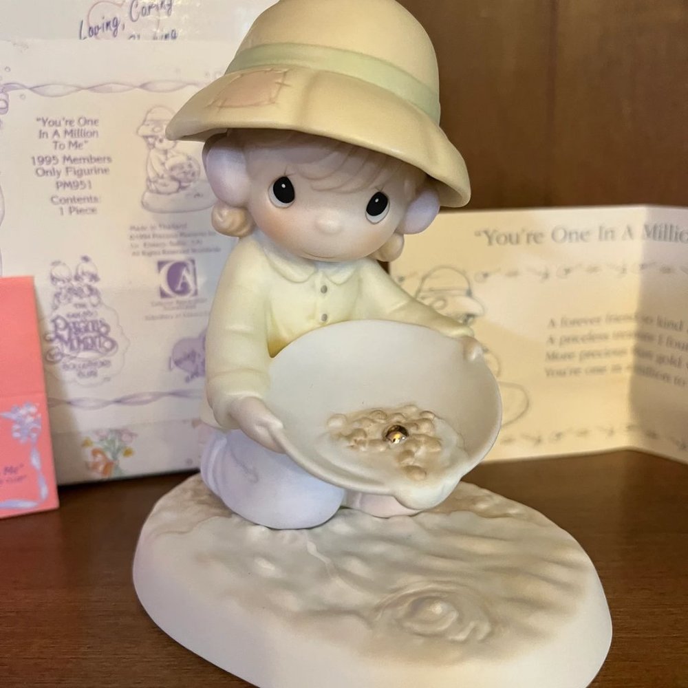 Precious Moments Members Only 1995 Figurine - "You're One In A Million To Me"